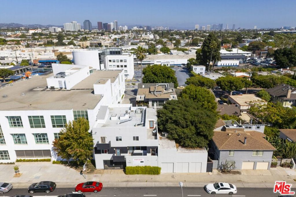 1411 Cloverfield Boulevard Property Photo 9