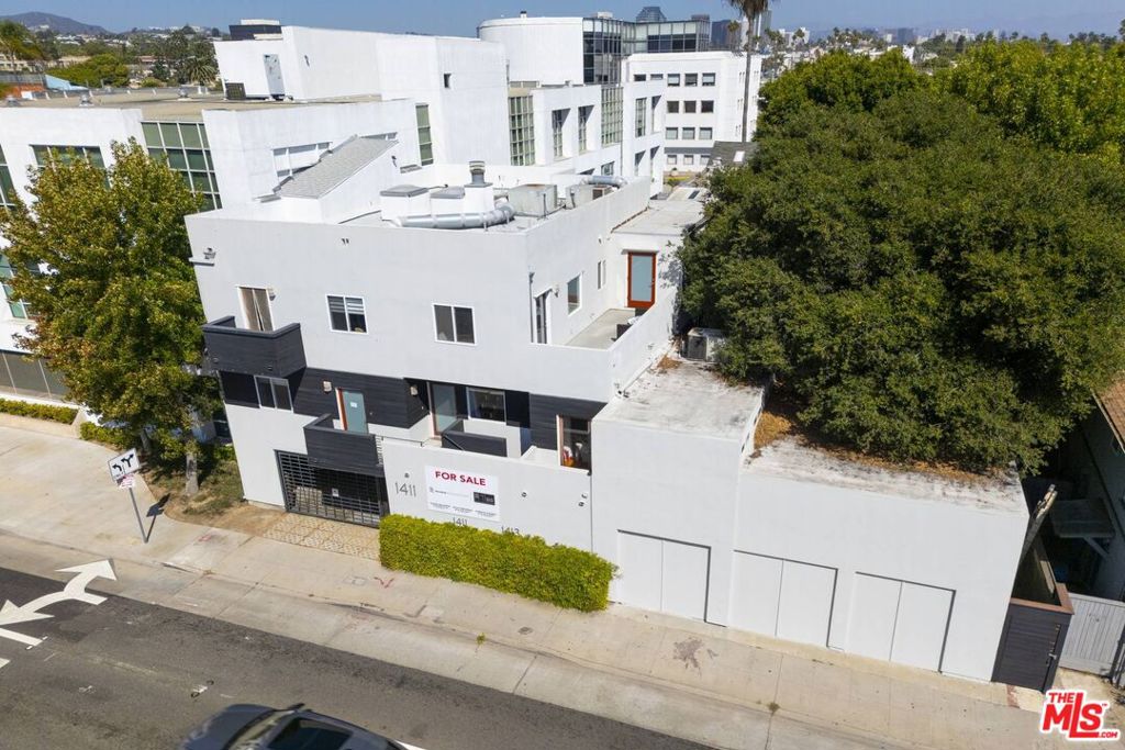 1411 Cloverfield Boulevard Property Photo 10