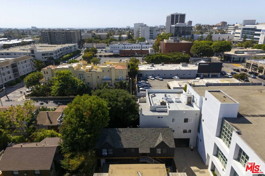 1411 Cloverfield Boulevard Property Photo 13