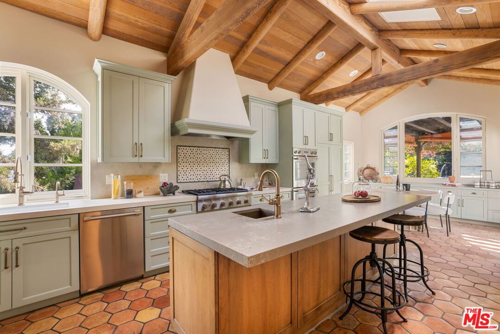 15091 Rayneta Drive Property Photo 7