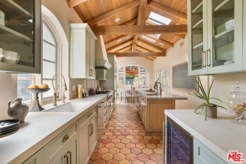 15091 Rayneta Drive Property Photo 8