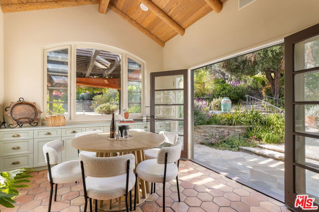 15091 Rayneta Drive Property Photo 9