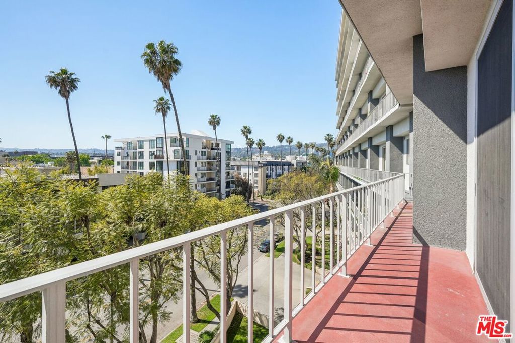 100 S Doheny Drive 501 Property Photo 3