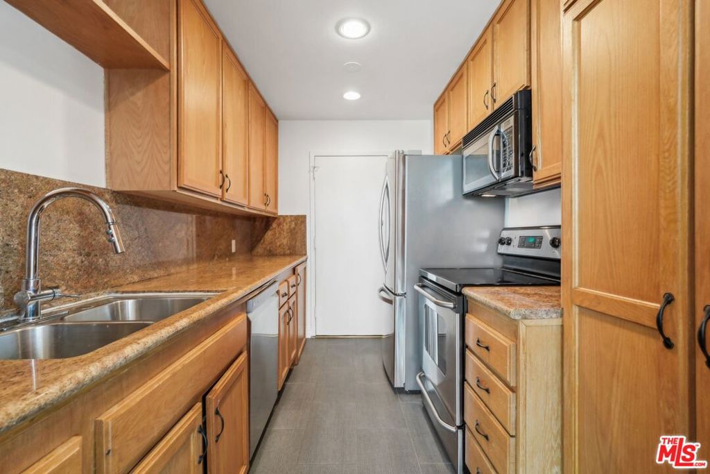 100 S Doheny Drive 501 Property Photo 9