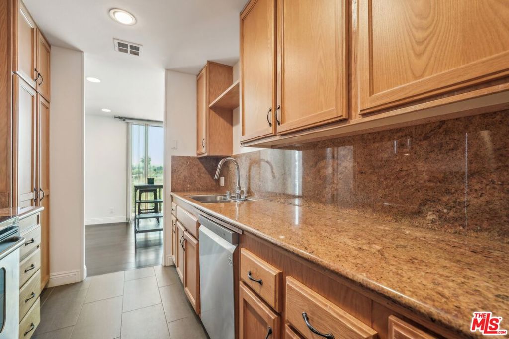 100 S Doheny Drive 501 Property Photo 10