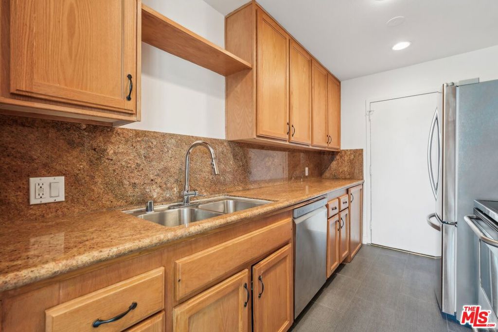100 S Doheny Drive 501 Property Photo 11