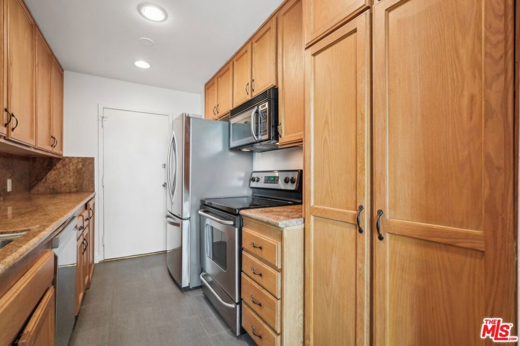 100 S Doheny Drive 501 Property Photo 12