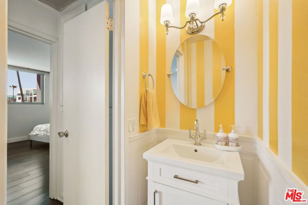 100 S Doheny Drive 501 Property Photo 17
