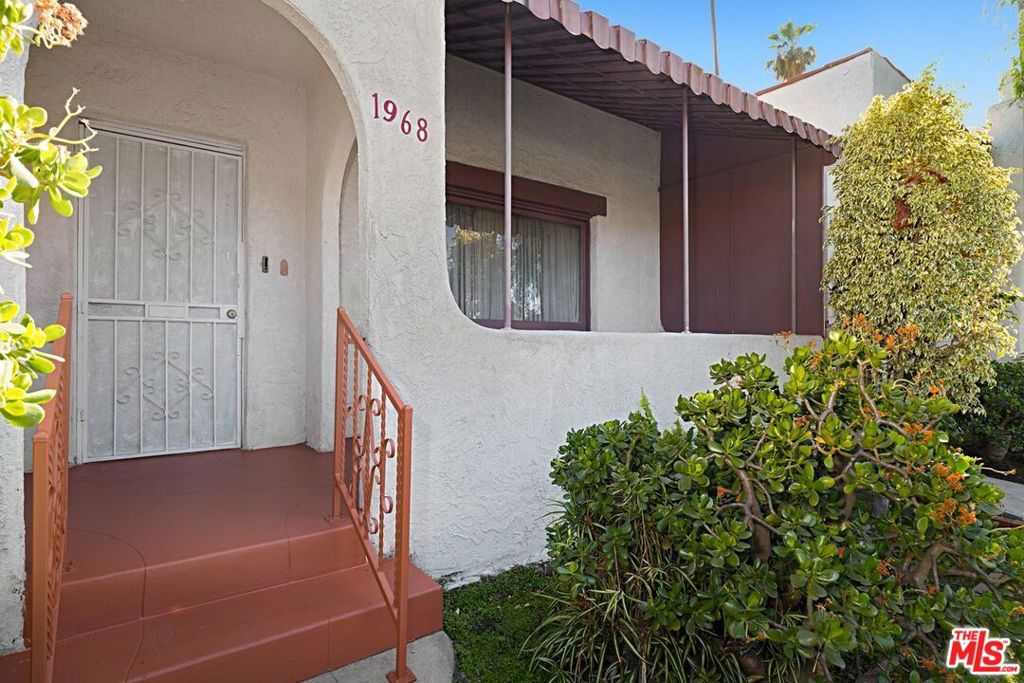 5700 S Gramercy Place Property Photo 7