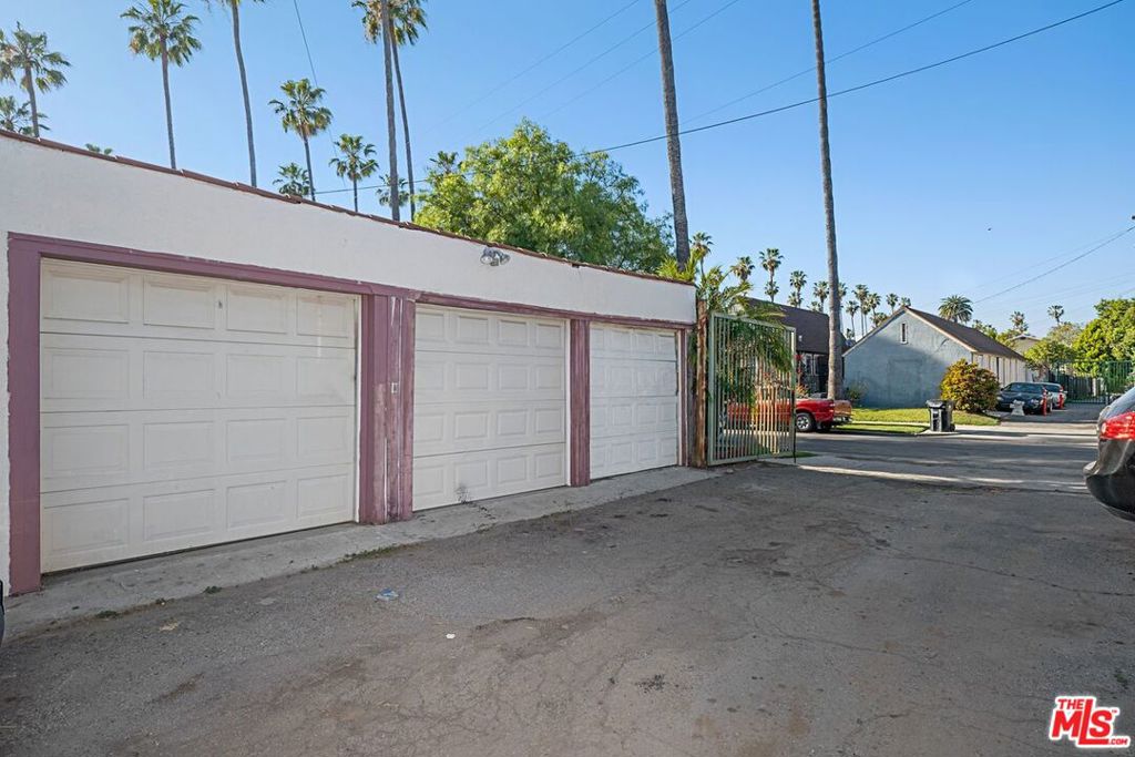 5700 S Gramercy Place Property Photo 9