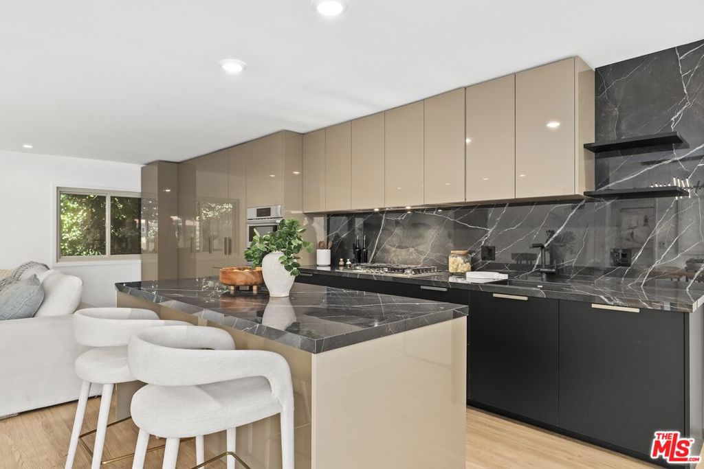 1233 N Laurel Avenue 109 Property Photo 1