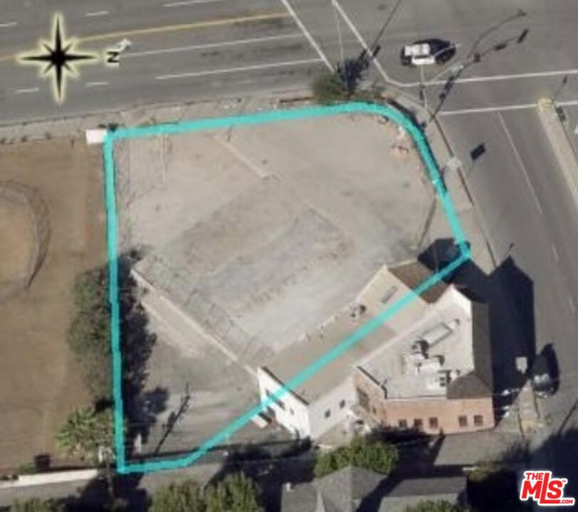 912 E Altadena Drive Property Photo 10