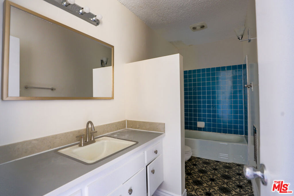 11131 Rose Avenue 25 Property Photo 5