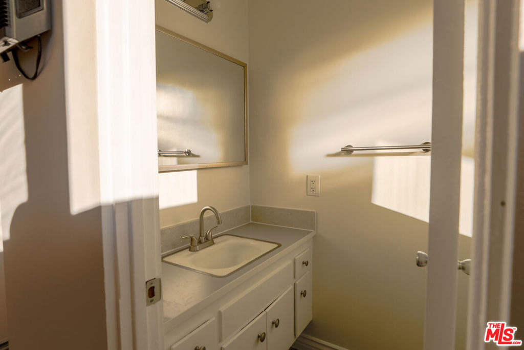 11131 Rose Avenue 25 Property Photo 7