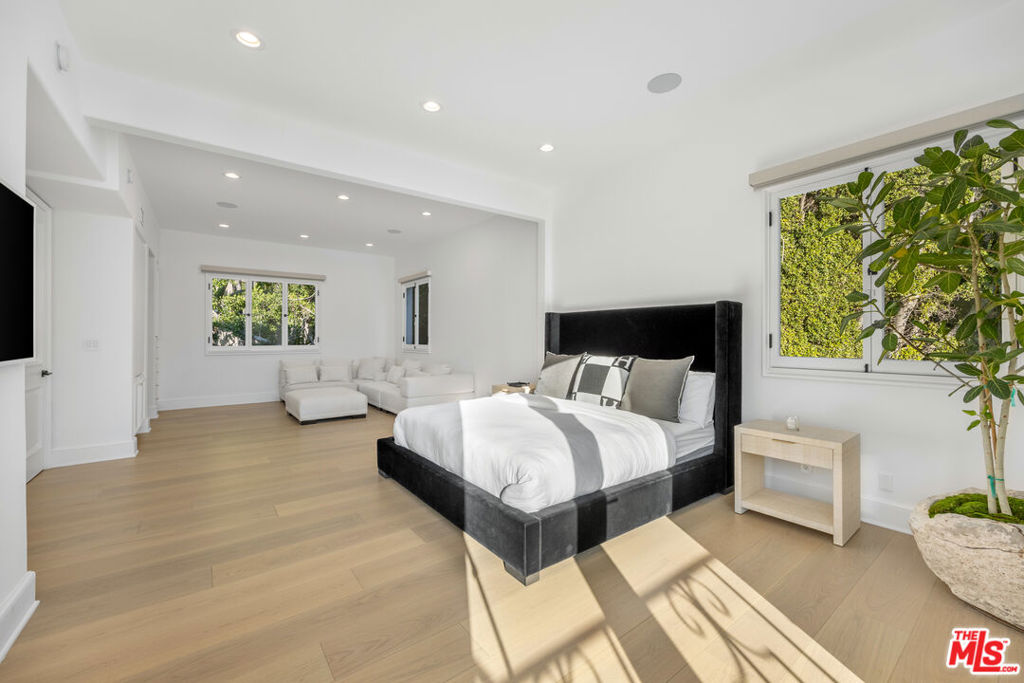 1424 N Doheny Drive Property Photo 4