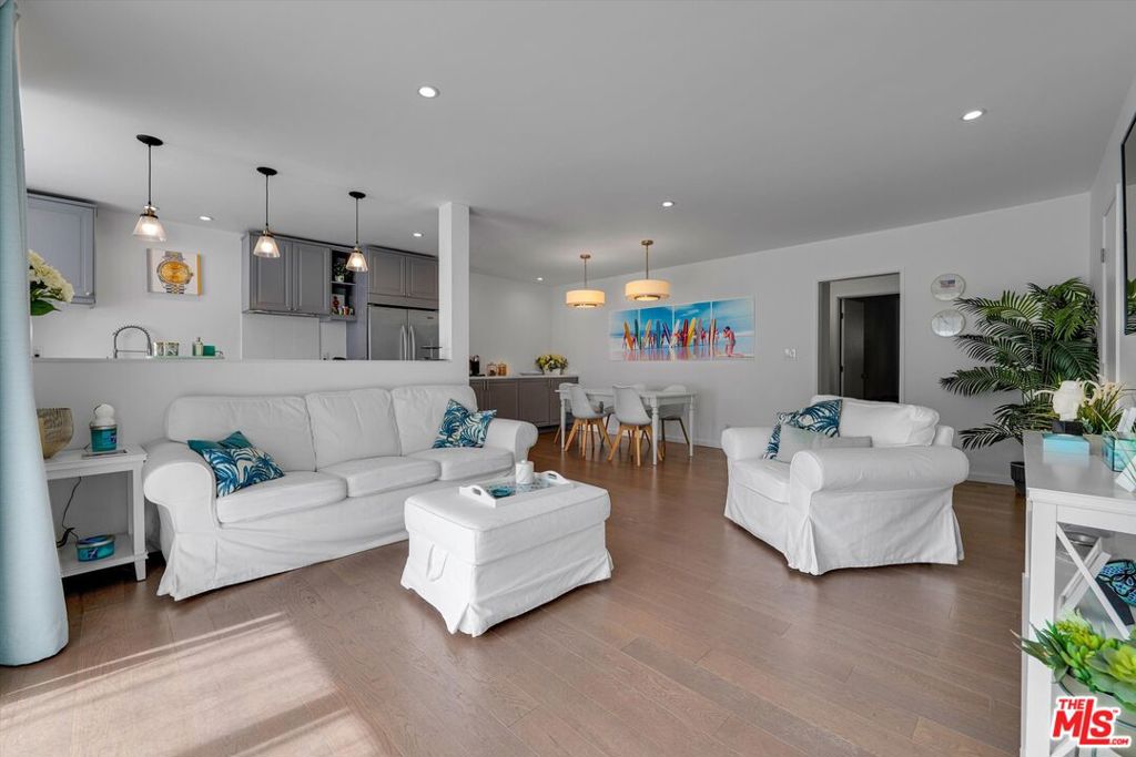 1233 N Laurel Avenue 114 Property Photo 1