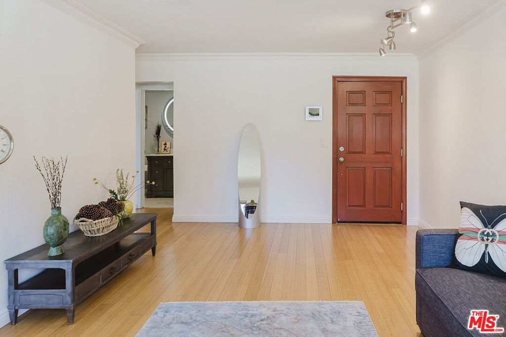 1154 S Barrington Avenue 101 Property Photo 4