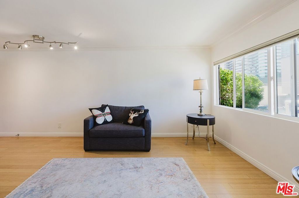 1154 S Barrington Avenue 101 Property Photo 5