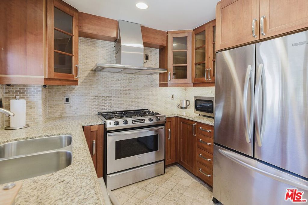 1154 S Barrington Avenue 101 Property Photo 10