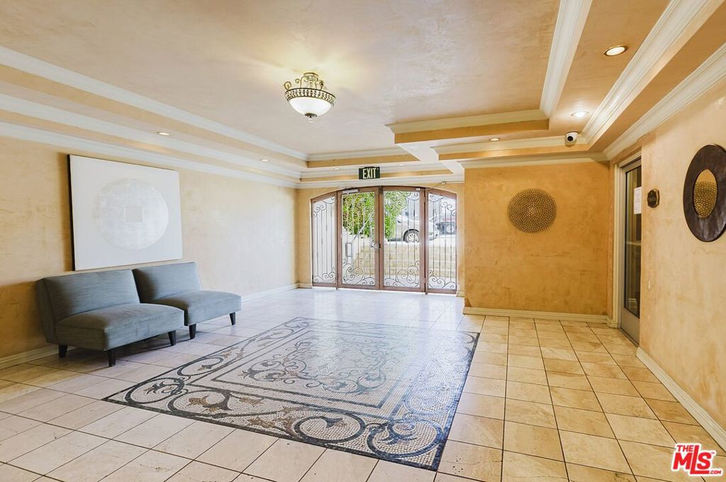 1154 S Barrington Avenue 101 Property Photo 18