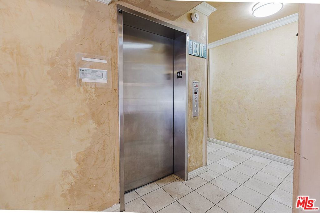 1154 S Barrington Avenue 101 Property Photo 25