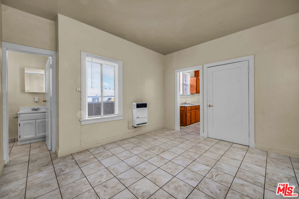 5734 S Broadway Property Photo 5