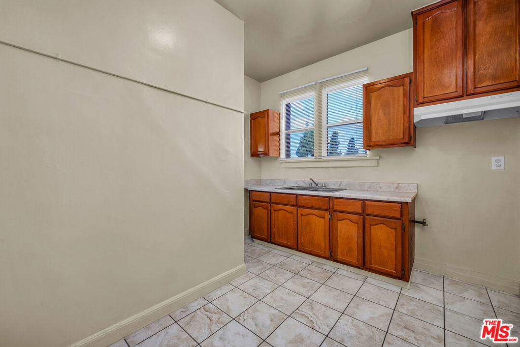 5734 S Broadway Property Photo 6