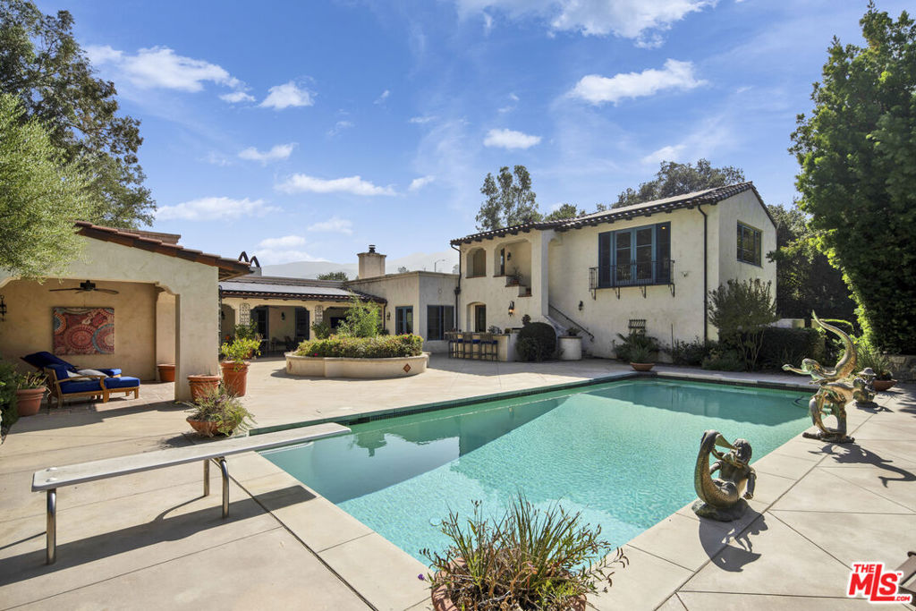 1487 Meadowcrest Circle Property Photo 4