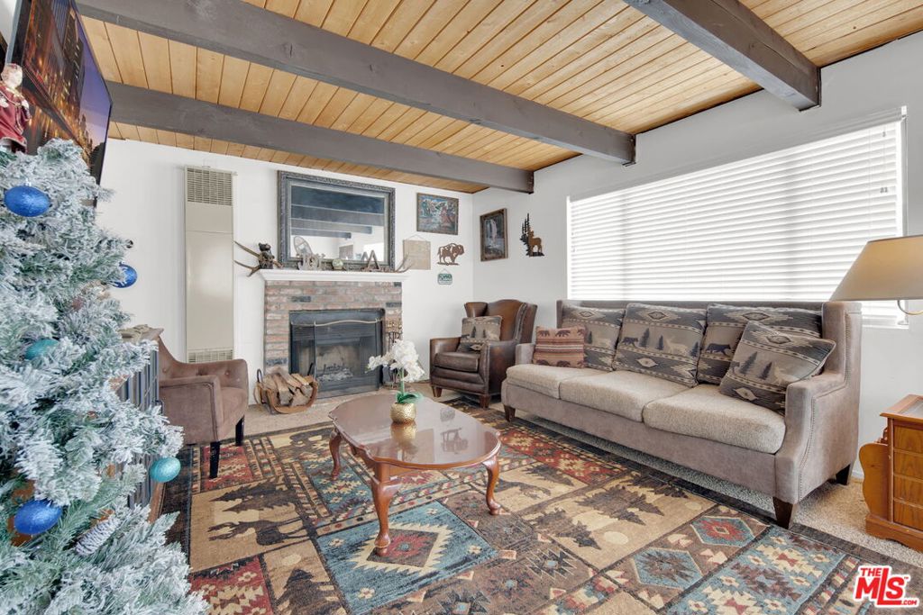 2141 State Lane Property Photo 4