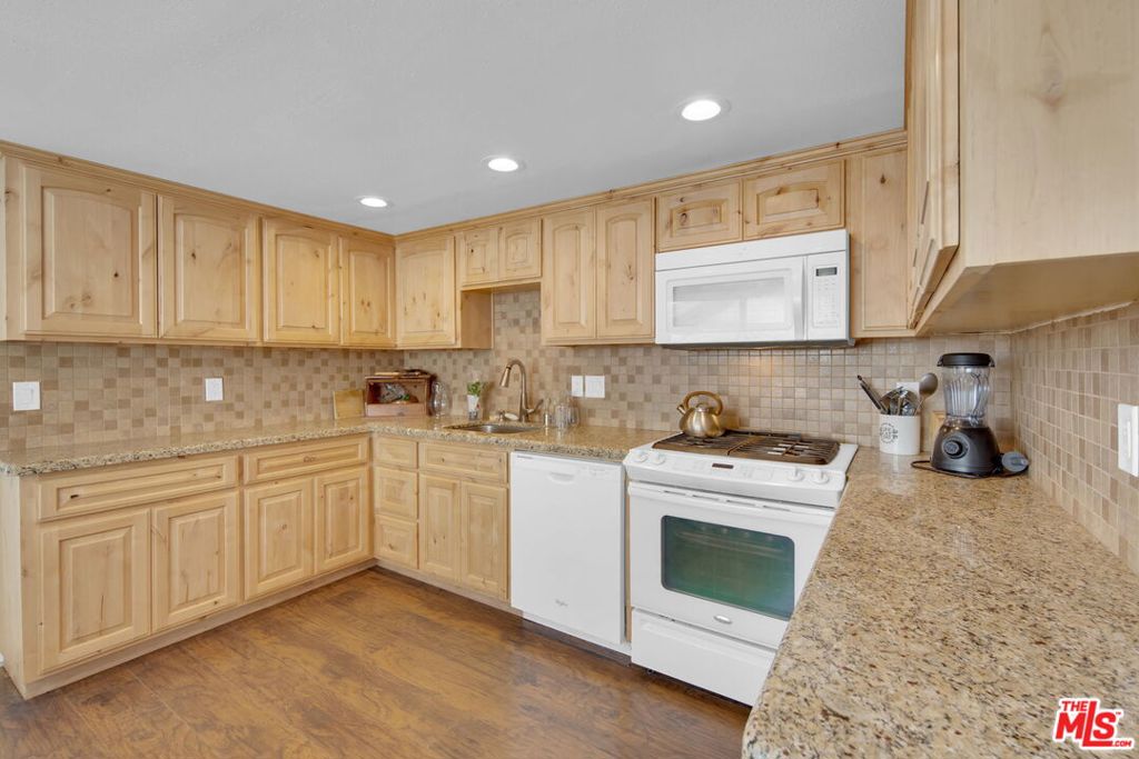 2141 State Lane Property Photo 6