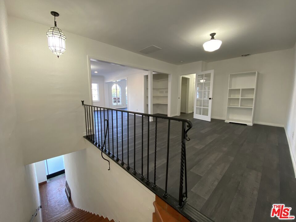619 S La Brea Avenue 2nd Floor Property Photo 22