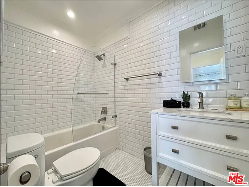 429 Ocean Ave 12 Property Photo 14