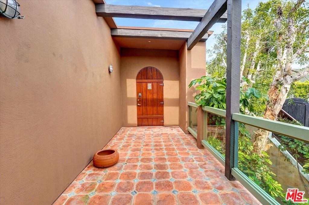 3916 Rambla Orienta Property Photo 6