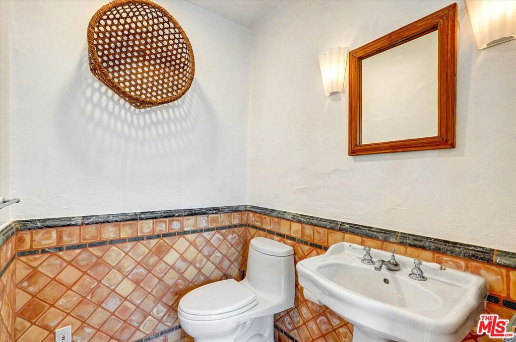 3916 Rambla Orienta Property Photo 9