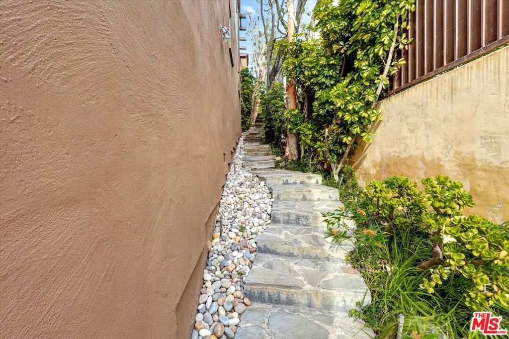 3916 Rambla Orienta Property Photo 46