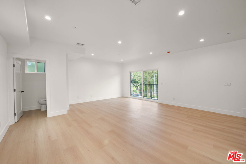 913 N Hobart Boulevard Property Photo 5
