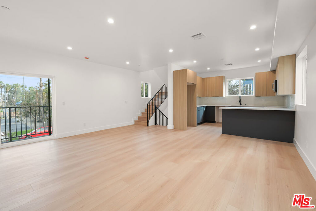 913 N Hobart Boulevard Property Photo 6