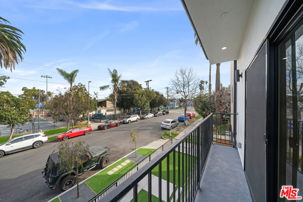 913 N Hobart Boulevard Property Photo 9