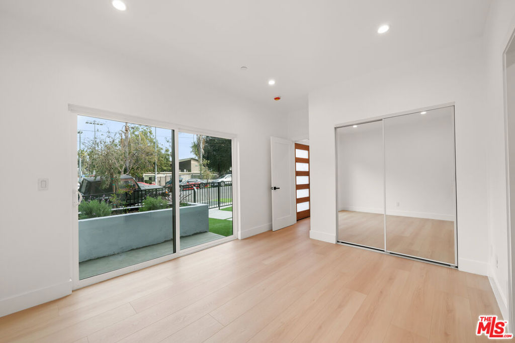 913 N Hobart Boulevard Property Photo 33