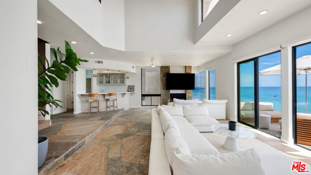 25252 Malibu Road Upper Unit Property Photo 8