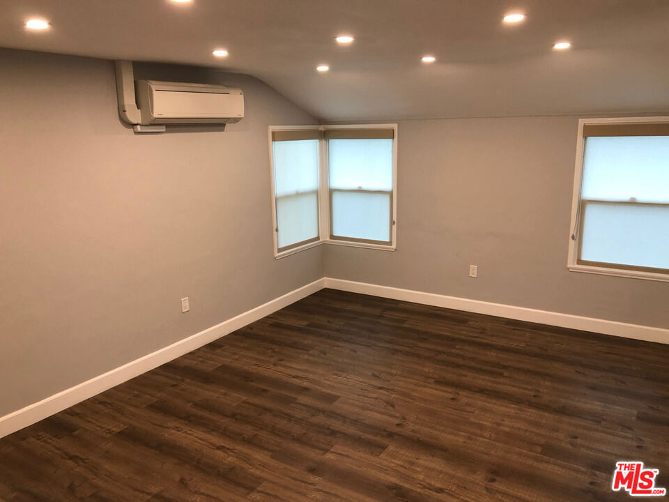 137 N Myrtle Avenue Property Photo 3