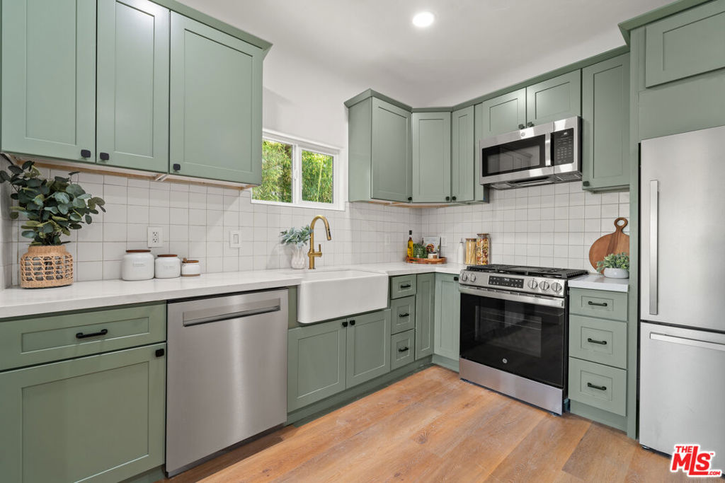 511 1/2 N Hobart Boulevard Property Photo 8