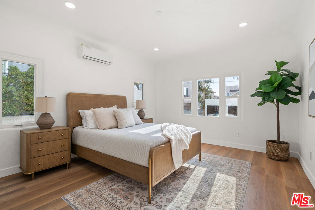 511 1/2 N Hobart Boulevard Property Photo 10