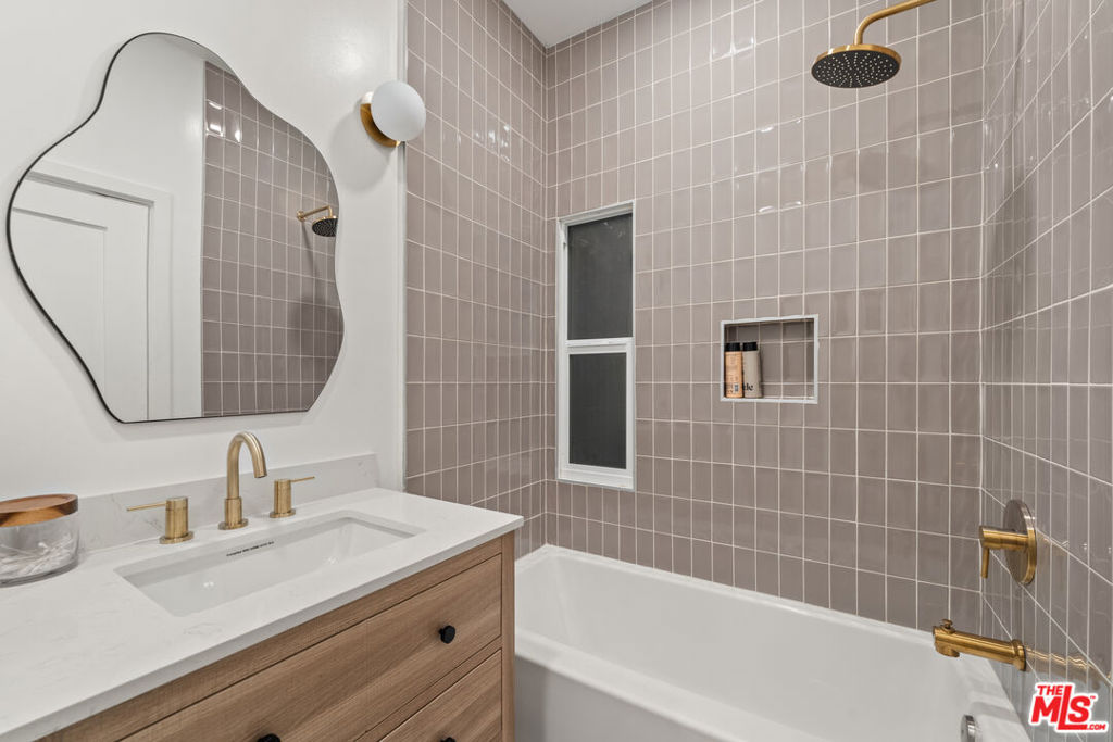 511 1/2 N Hobart Boulevard Property Photo 11