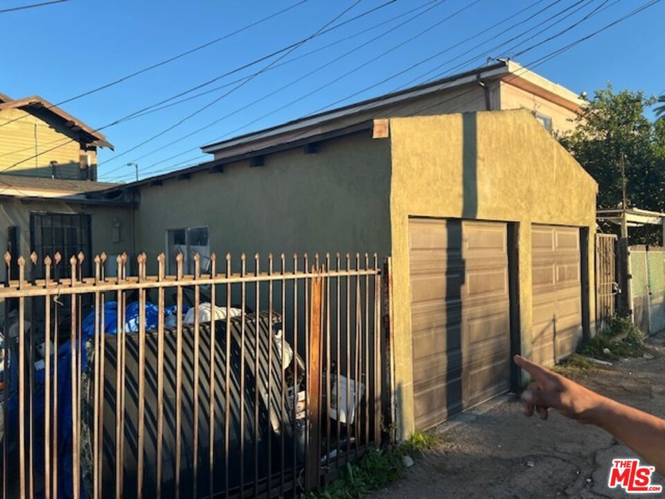 4911 S Normandie Avenue Property Photo 3