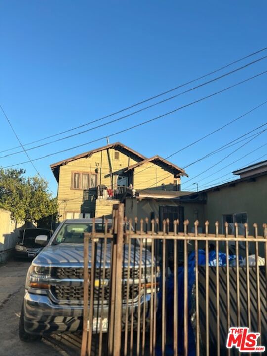 4911 S Normandie Avenue Property Photo 4