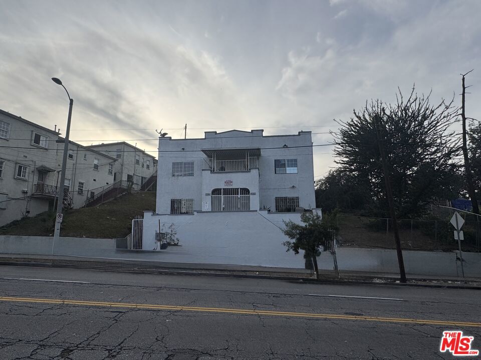 731 S Boyle Avenue Property Photo 13