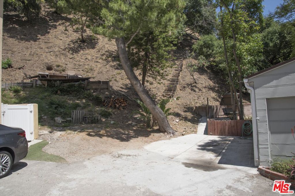 1023 Hollybush Property Photo 4