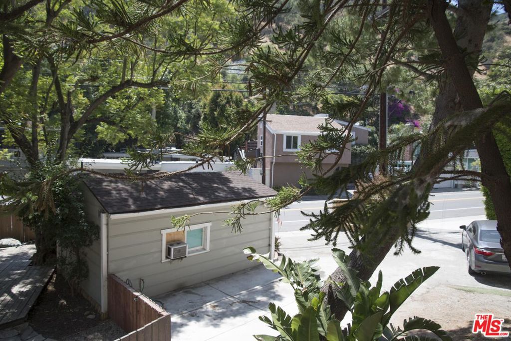 1023 Hollybush Property Photo 6