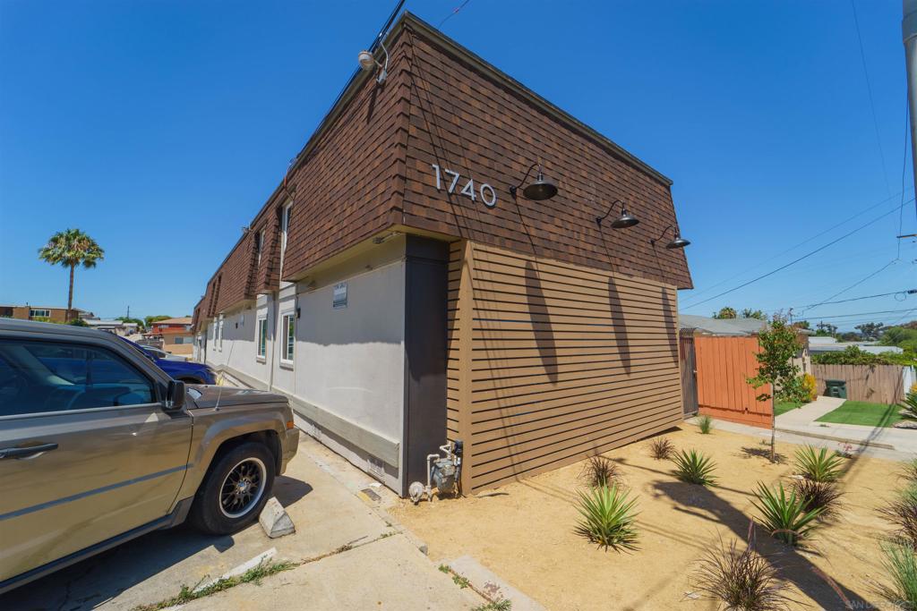 1740 N Ave Property Photo 1